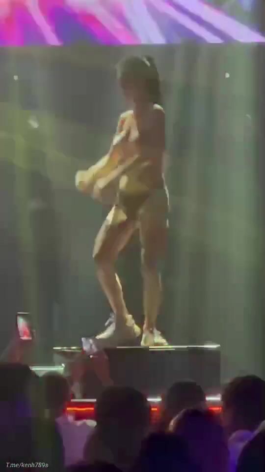 Thái Lan chất chơi Cởi đồ nhảy nude trên sân khấu